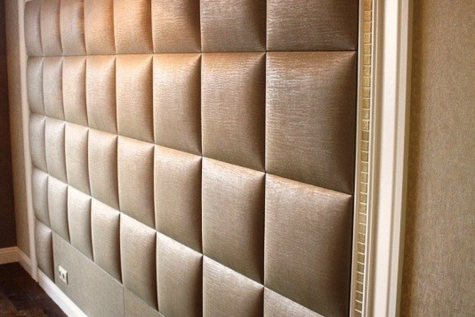 Стены спальни с отделкой из мягких панелей квадратной формы
