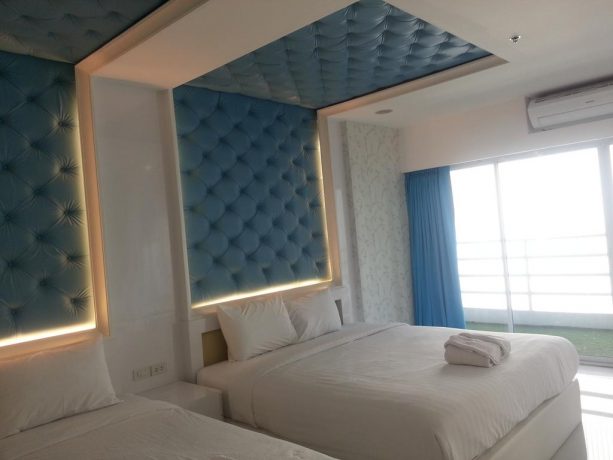 Изображение мягких стеновых панелей в интерьере, установленных на стену и потолок, предназначенных для украшения и комфорта в спальне