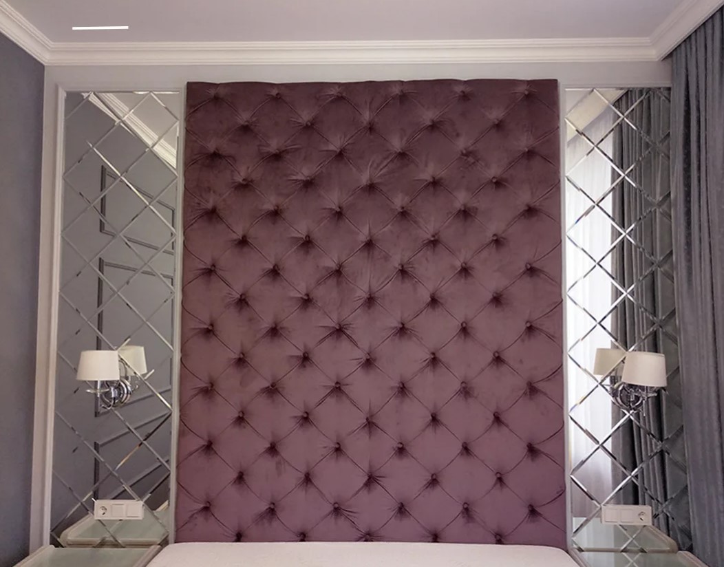 Мягкие стеновые панели в интерьере - комфортные изголовье 
 кровати, зеркальные вставки расширяют пространство.