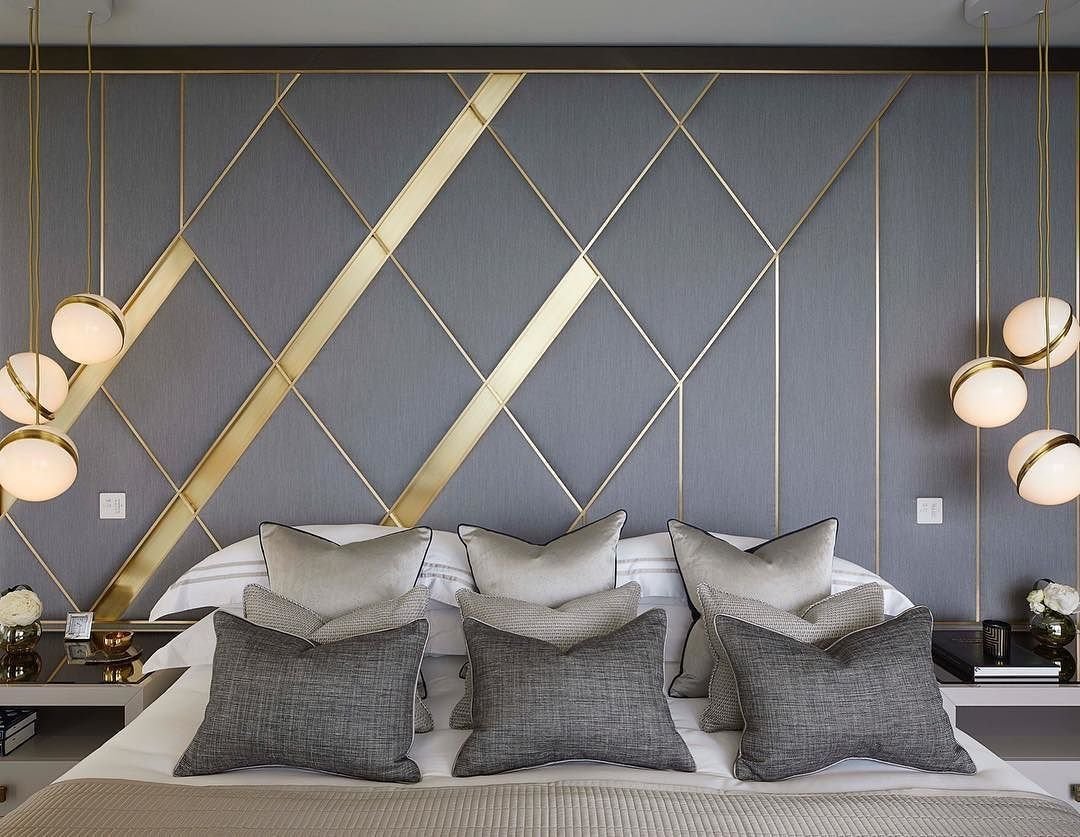 Комфортные панели с матрасом и яркими подушками в спальне