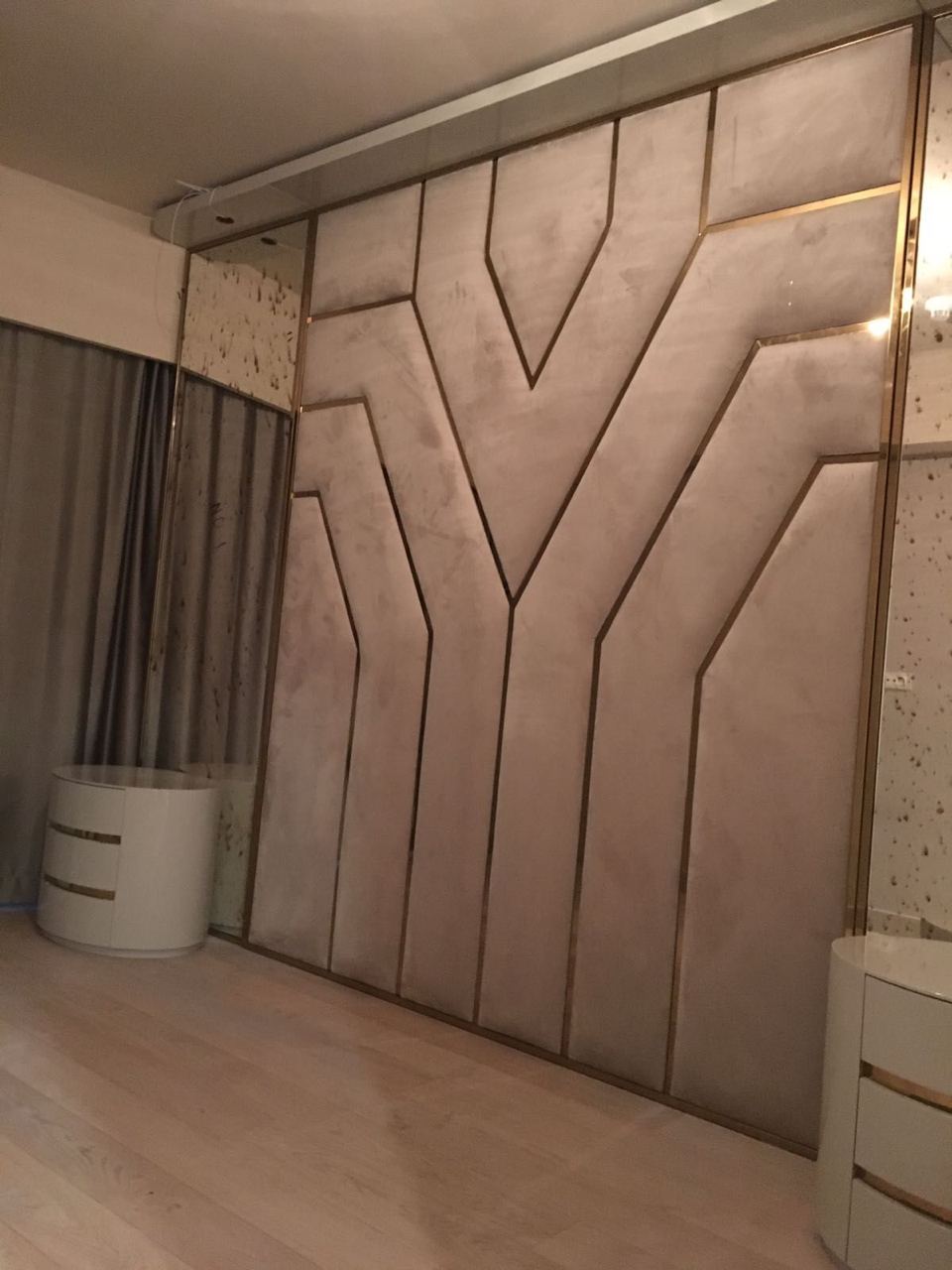 Мягкая панель в гостиную на всю стену - слева и справа можно поставить шкафы для одежды.