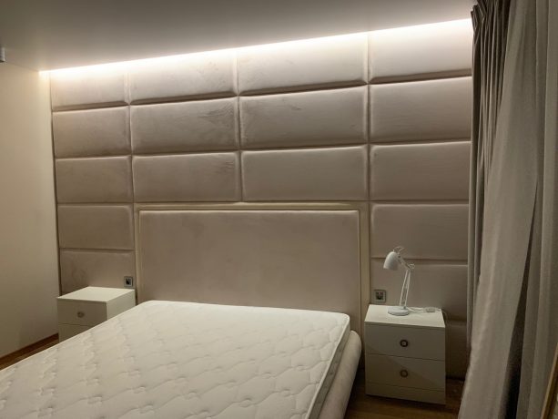 Изображение мягких стеновых панелей для спальни, в том числе стеновых панелей, предназначенных для украшения спального помещения