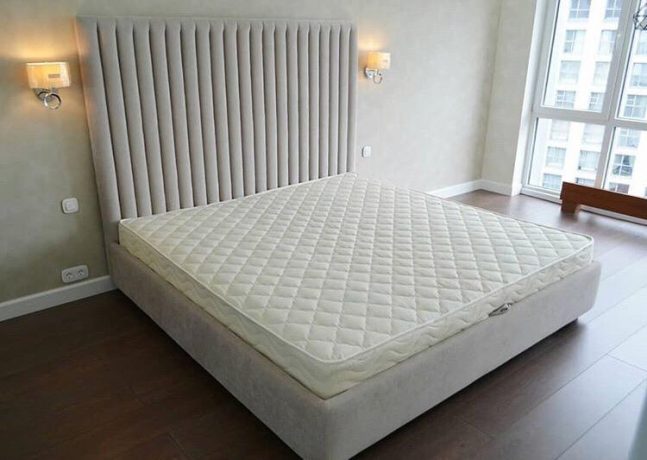 Изображение кровати с высоким мягким изголовьем, двуспальной кровати с мягким изголовьем, мягкого изголовья кровати