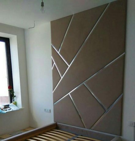 Изображение декоративных полос и мягких стеновых панелей в интерьере, создающих стильный и уютный дизайн стен