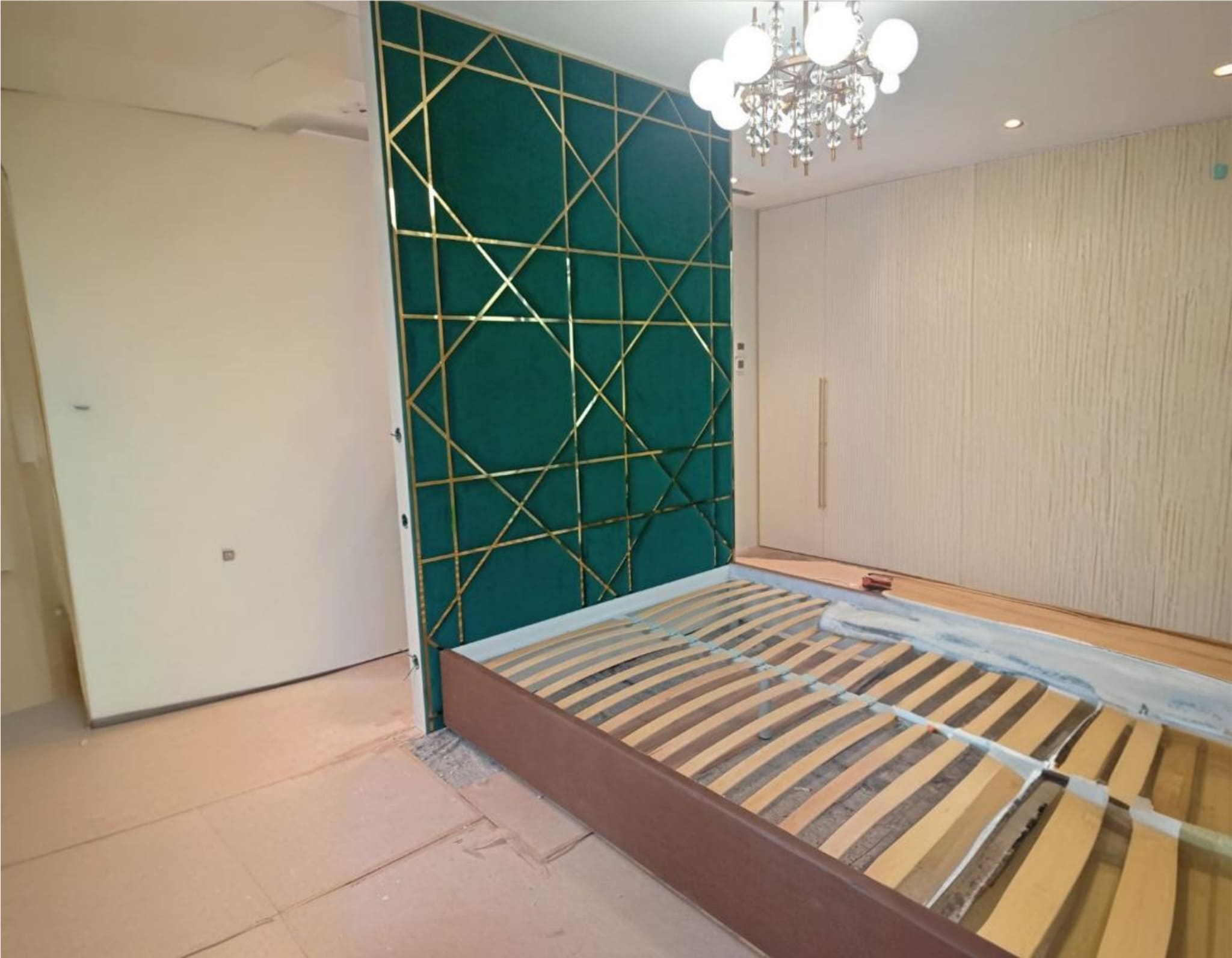 Мягкие стеновые панели с латунью