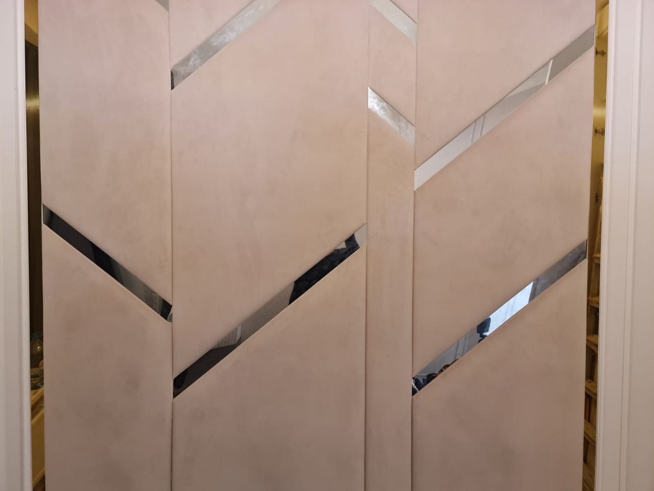 Мягкие стеновые панели с латунью