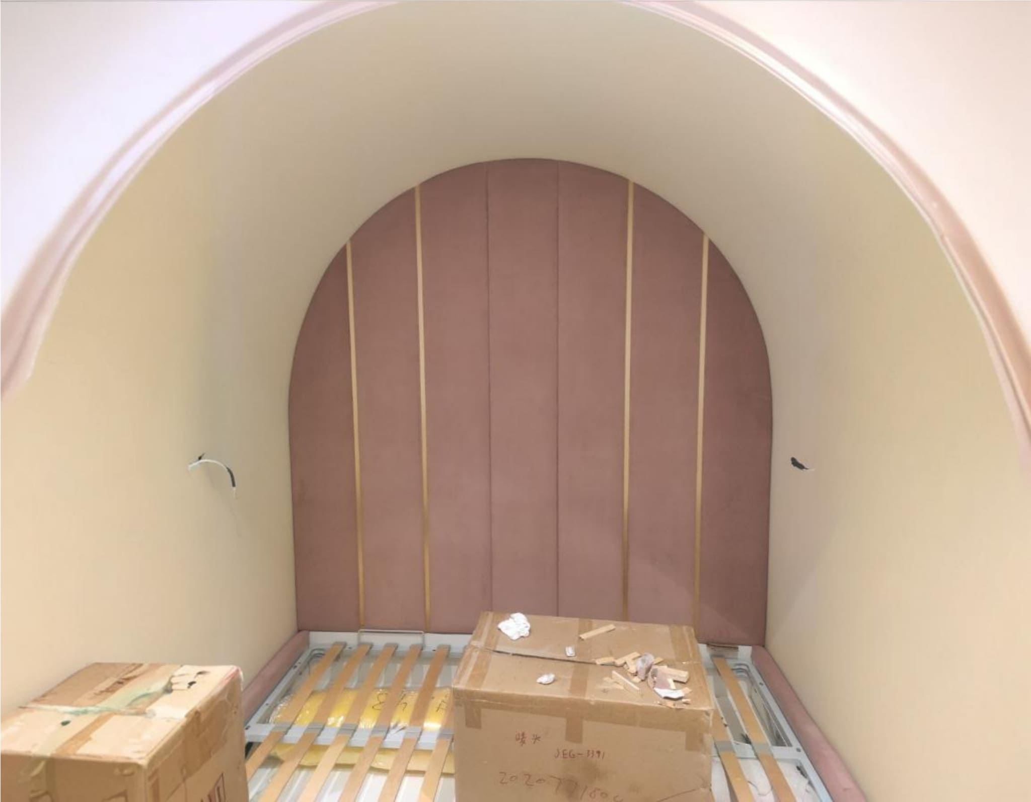 Мягкие стеновые панели с латунью