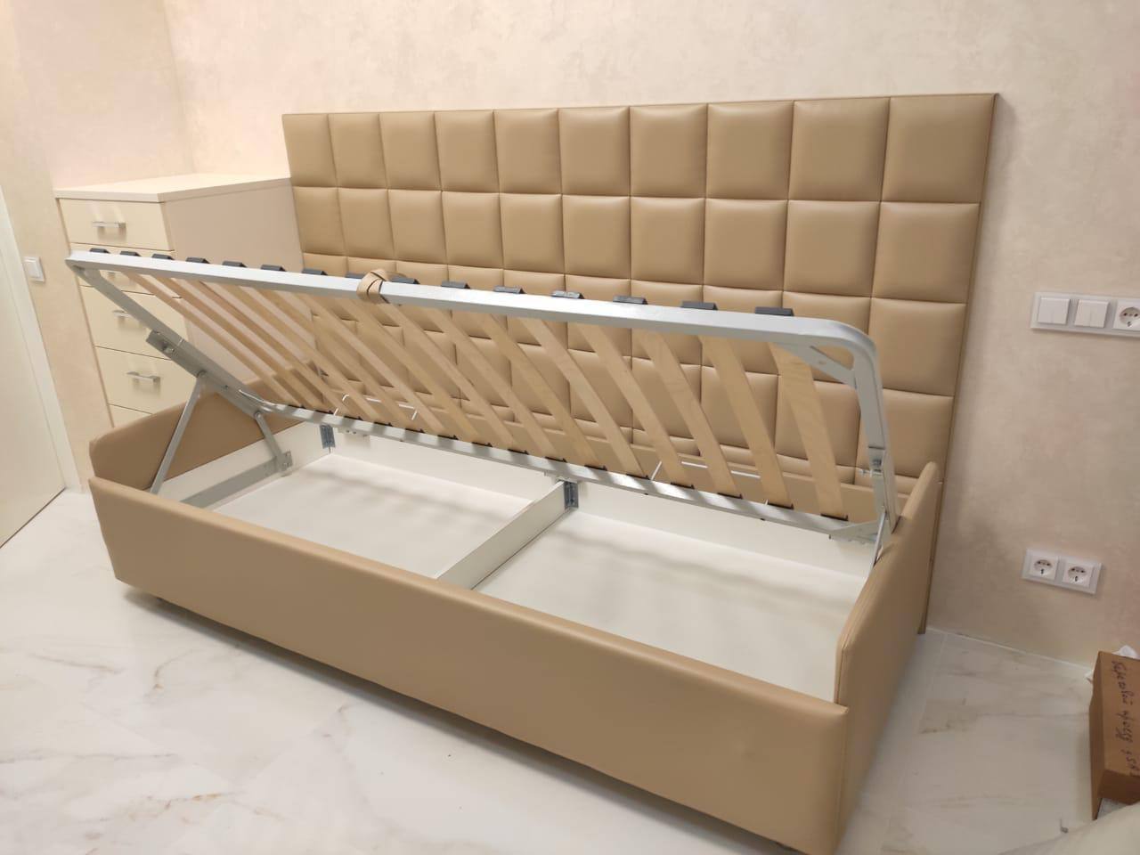 Стеновая панель из кожи