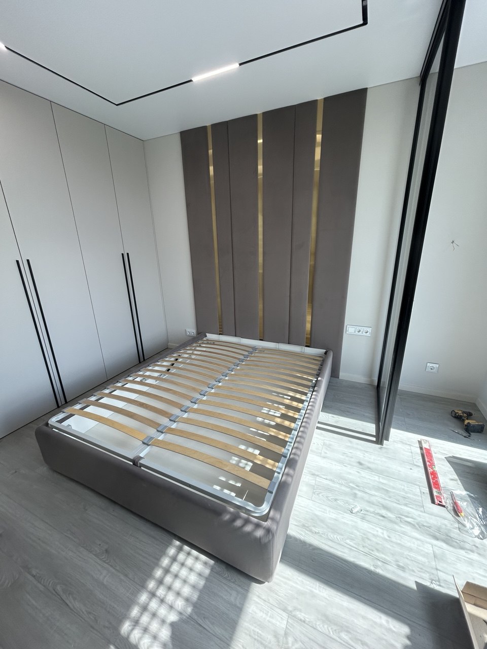 Мягкие стеновые панели со вставками латуни