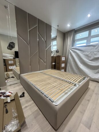 Стильное стеновое изголовье с тканевой обивкой и зеркальными вставками