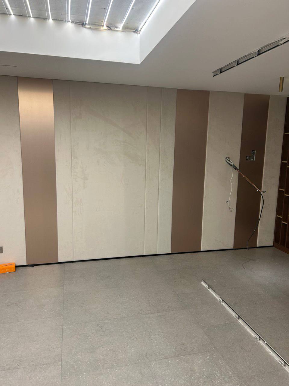 Мягкие стеновые панели с латунными вставками 5414