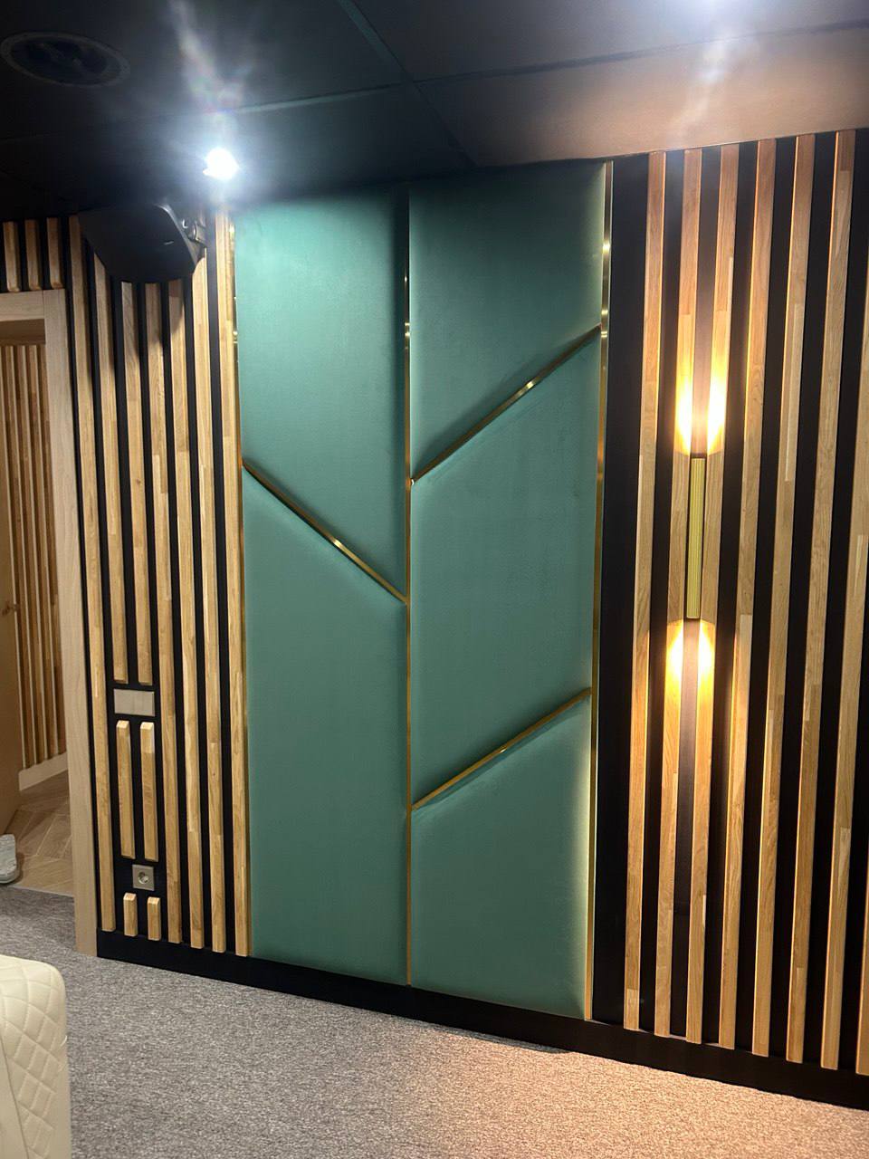 Мягкие стеновые панели со вставками латуни